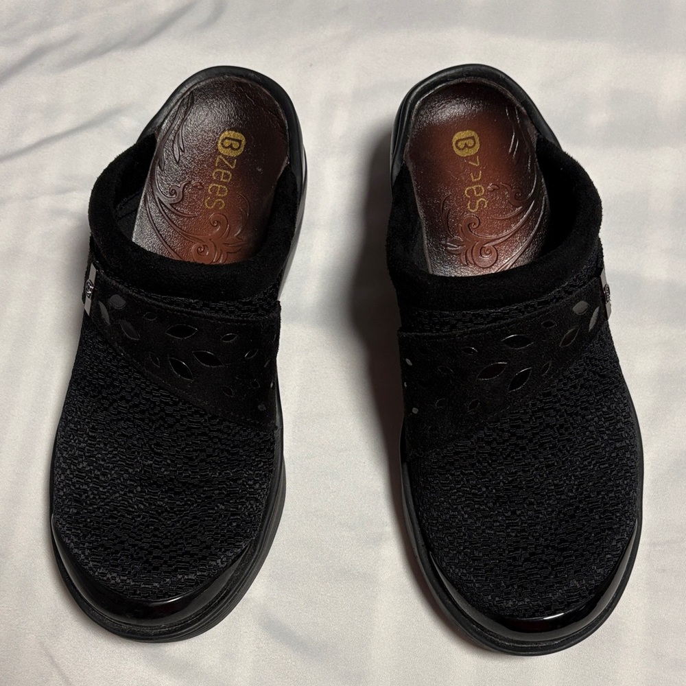 Bzees Black Slip-On Clogs like new. - Picture 3 of 5